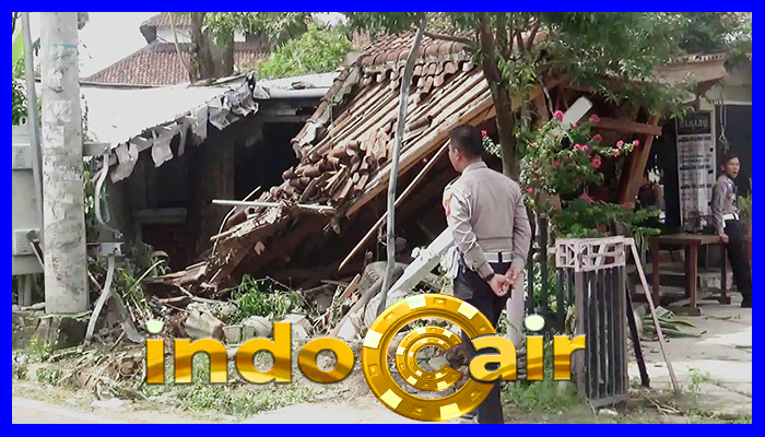 Mobil Ringsek Tabrak Tiang Listrik Dan Terpental Usai Ngebut