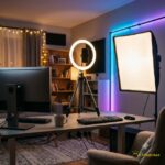 Ilustrasi influencer Indonesia terpopuler merekam konten dengan ponsel dan lampu studio